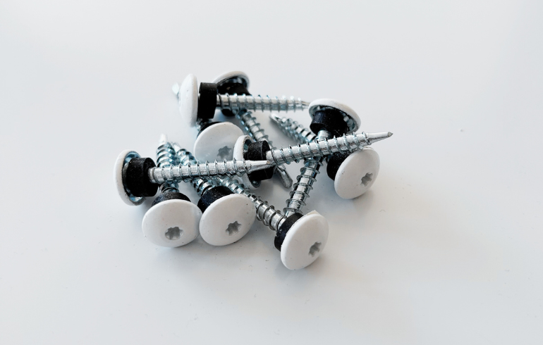 Hvite skruer 4,8x35mm m/borespiss, 10 stk. pr. ps.